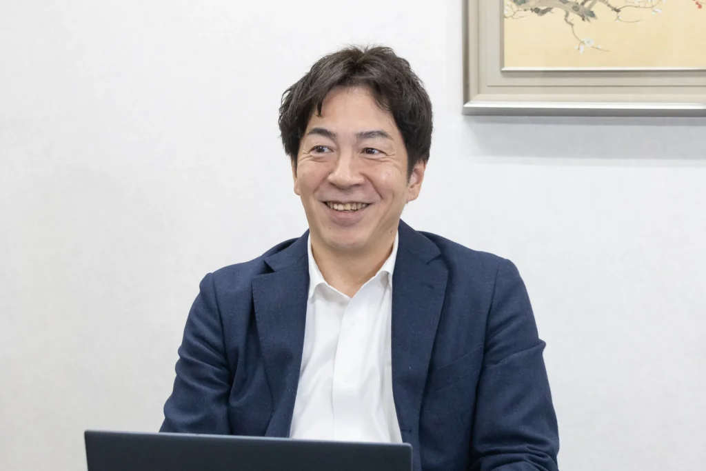 笑顔でインタビューに答える高田様_丸光産業株式会社様_株式会社Pro-D-useコンサルティング事例